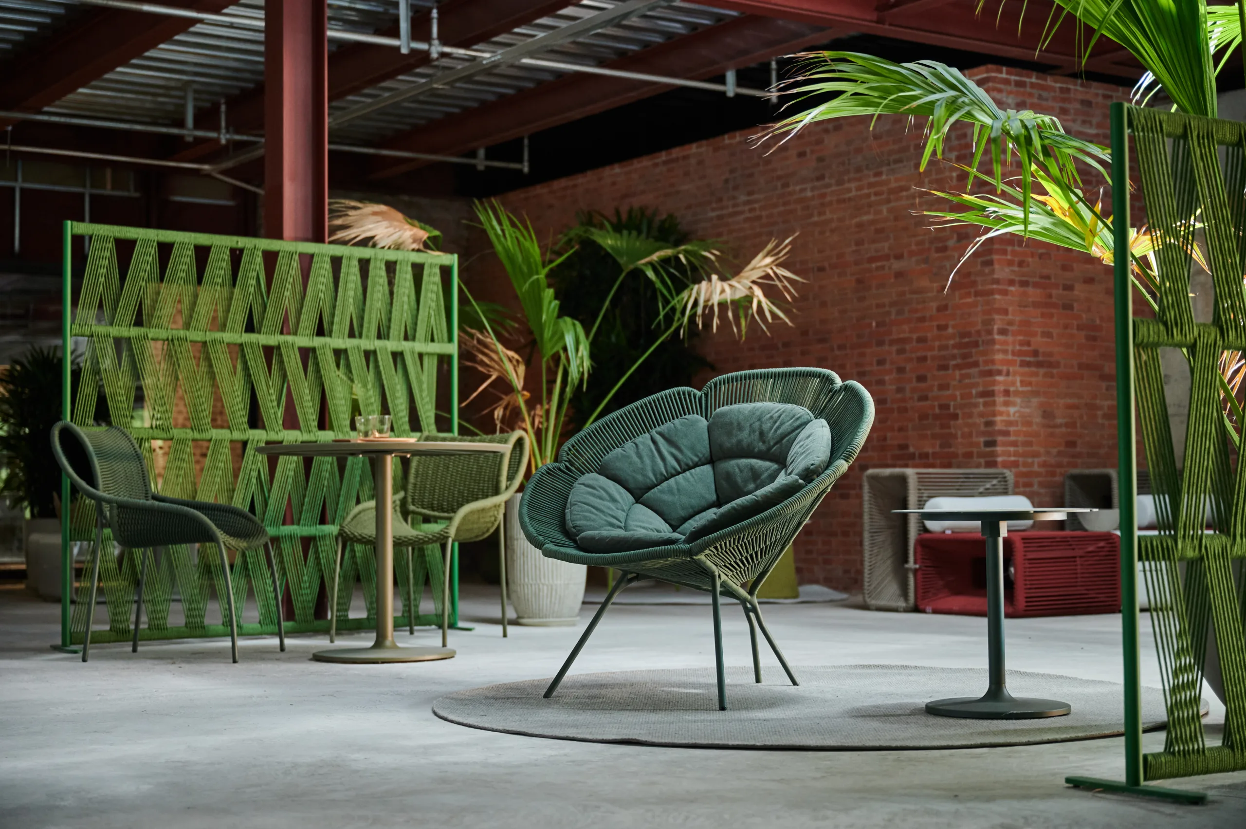Area outdoor arredata con mobili Livintwist salotti modulari, set da pranzo e materiali resistenti per vivere gli spazi esterni con stile